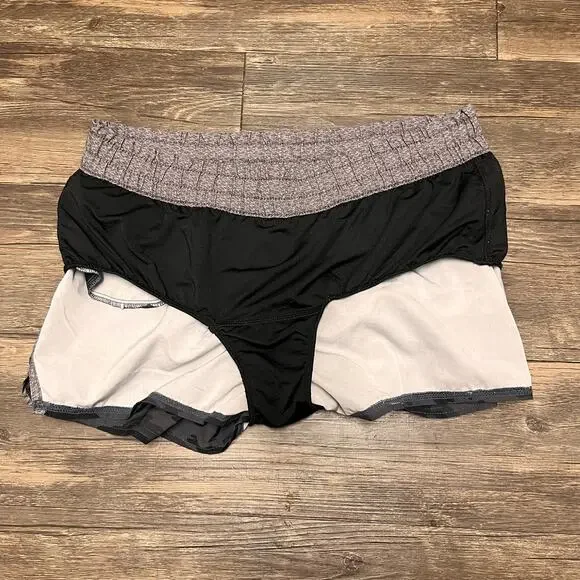 Vuori Clementine Shorts 2.5” Black Gray Camo Lined Running Athletic Size L - Picture 4 of 5